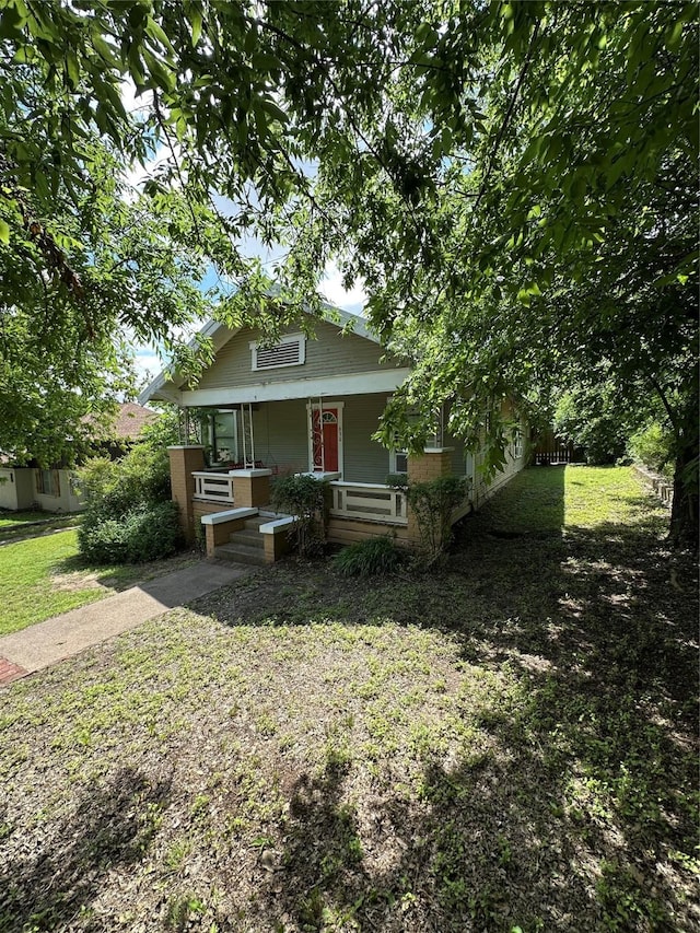 630 W College St, Stephenville, TX 76401 - bungalow-style home featuring covered porch and a front yard