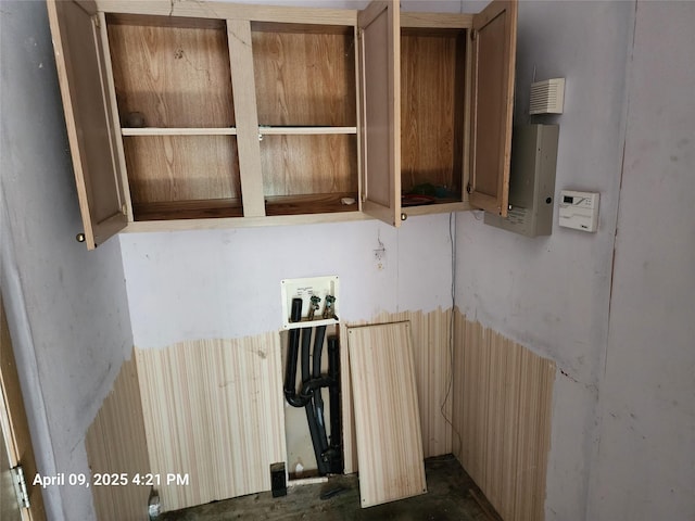 clothes washing area with washer hookup