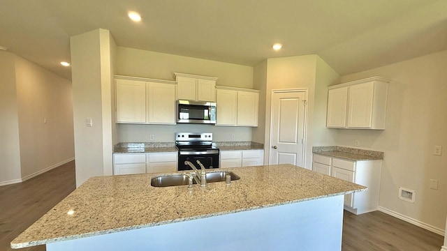 601 Banks Pl, Josephine, TX 75135 - kitchen featuring appliances with stainless steel finishes, a sink, baseboards, wood finished floors, and recessed lighting