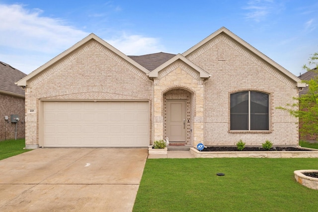 view of front of house featuring an attached garage, brick siding, driveway, and a front yard