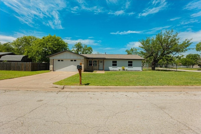 1017 SE 21st St, Mineral Wells, TX 76067 - ranch-style home featuring an attached garage, a front lawn, fence, and concrete driveway
