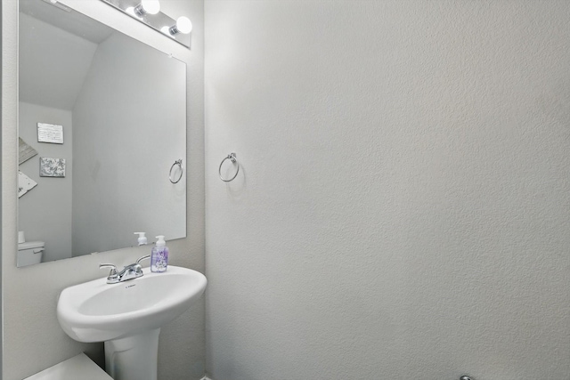 bathroom featuring a sink