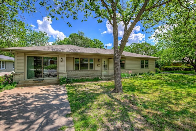 view of front of house featuring brick siding and a front lawn