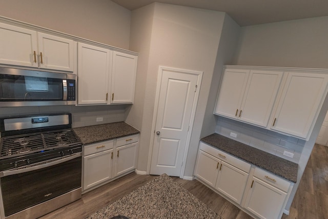 6000 Sutton Fields Trl, Celina, TX 76227 - kitchen with decorative backsplash, stainless steel appliances, dark wood-style floors, and white cabinetry