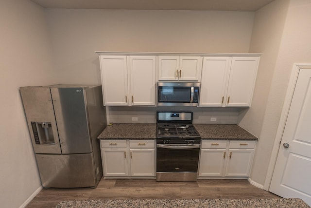 6000 Sutton Fields Trl, Celina, TX 76227 - kitchen with dark wood finished floors, tasteful backsplash, and stainless steel appliances