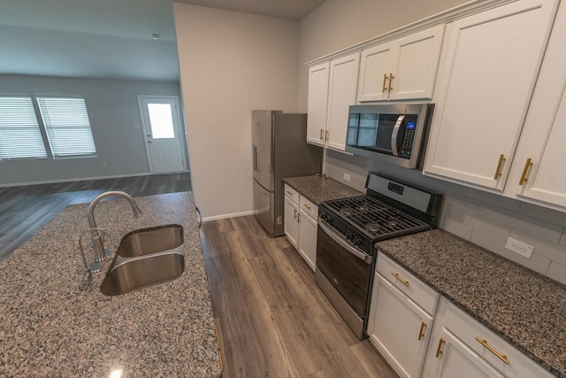 6000 Sutton Fields Trl, Celina, TX 76227 - kitchen featuring backsplash, dark wood-style flooring, appliances with stainless steel finishes, a sink, and white cabinets