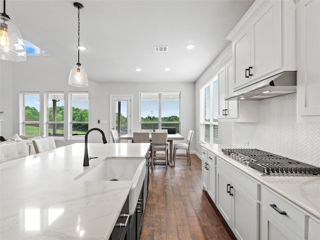 kitchen featuring visible vents, stainless steel gas cooktop, recessed lighting, under cabinet range hood, and a sink