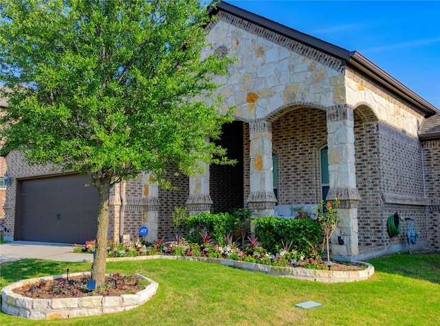 view of front facade featuring brick siding, an attached garage, driveway, and a front lawn
