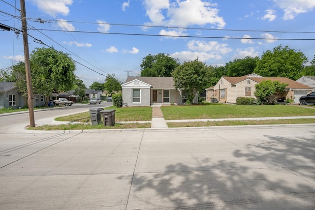 2653 Almeda Dr, Dallas, TX 75216 - view of front of property with a front lawn and a residential view