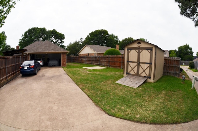 view of yard with an outdoor structure, a fenced backyard, and a storage unit