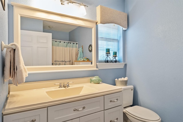 200 Bushwhacker Dr, Mabank, TX 75156 - full bath featuring toilet, a textured wall, curtained shower, and vanity