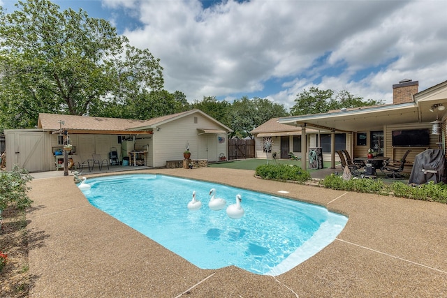 3150 Palmdale Cir, Farmers Branch, TX 75234 - swimming pool featuring a patio area