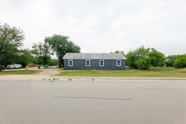 view of front of house with a front yard
