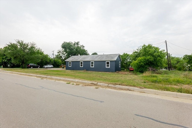view of front of house with a front yard