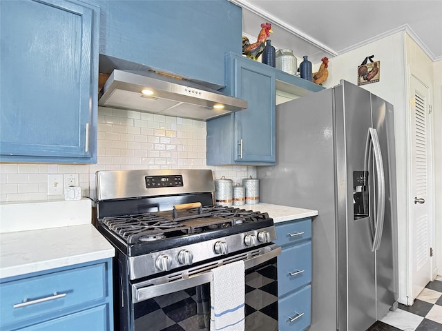 kitchen with backsplash, stainless steel appliances, blue cabinetry, and under cabinet range hood