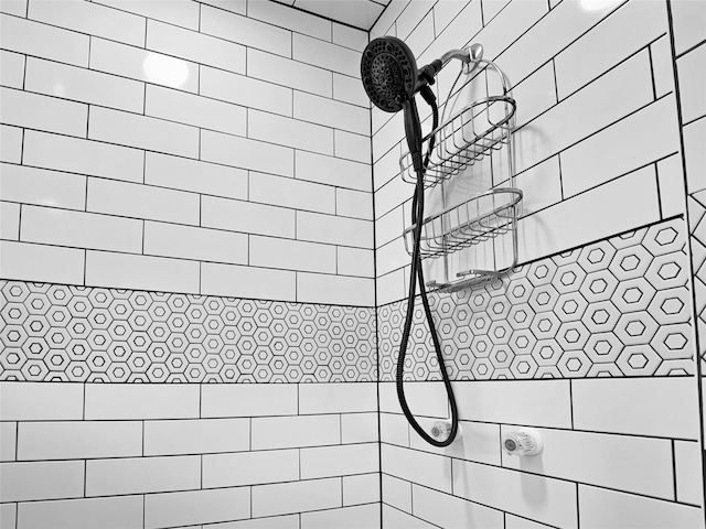 bathroom featuring a tile shower