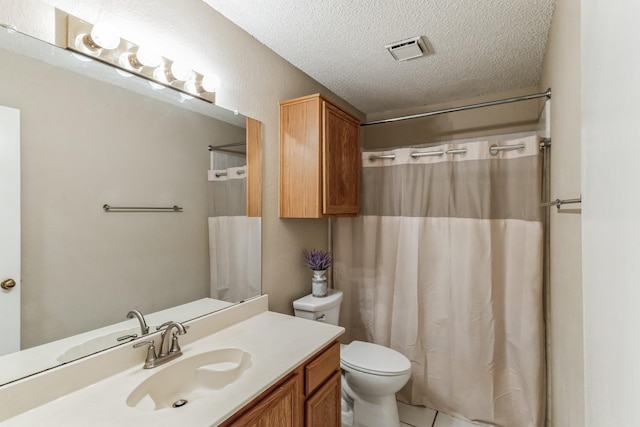full bath featuring vanity, toilet, a textured ceiling, a shower with shower curtain, and visible vents