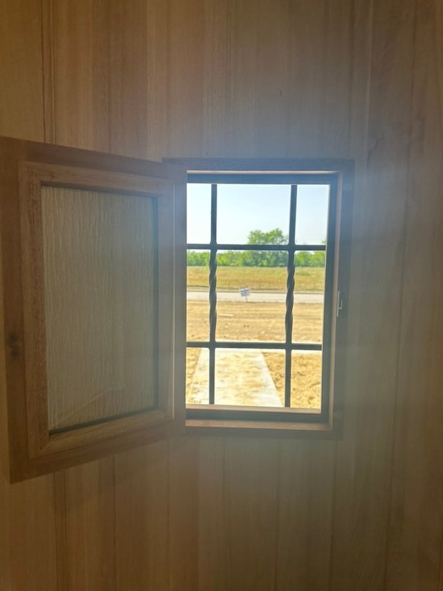 2471 Blackjack Oak Rd, Oak Ridge, TX 75161 - detailed view of wood walls