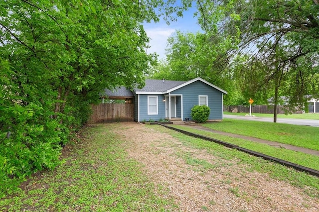 view of front of house with fence and a front yard