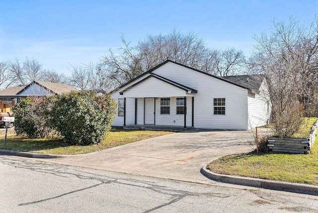view of front facade with driveway and a front lawn