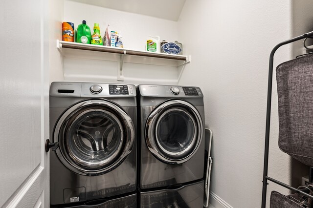 1617 Mack Ln, Little Elm, TX 75068 - laundry area featuring washing machine and clothes dryer and baseboards