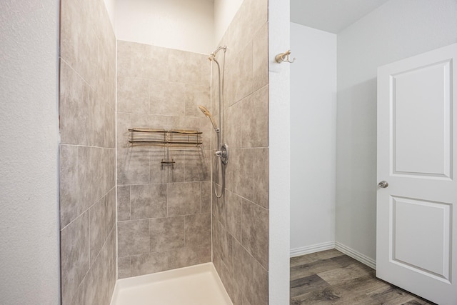 2801 17th St, Fort Worth, TX 76106 - full bathroom featuring a tile shower and wood finished floors