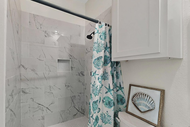 bathroom featuring tiled shower