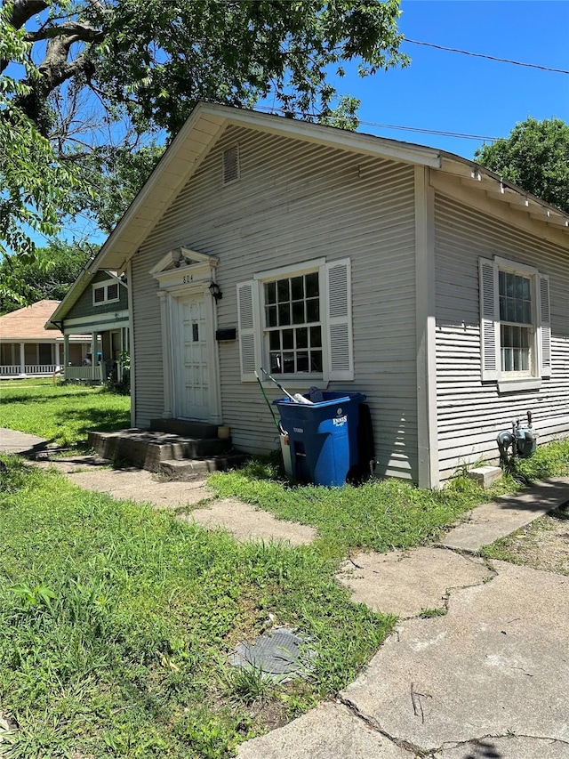view of front facade featuring a front yard