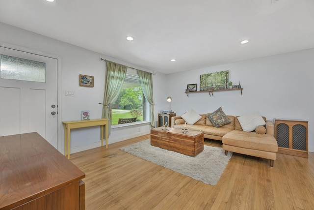 living room featuring light wood finished floors, recessed lighting, and baseboards