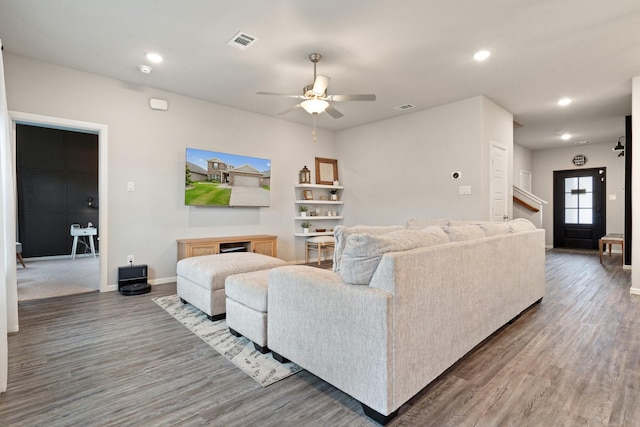 living room featuring ceiling fan, visible vents, wood finished floors, baseboards, and recessed lighting
