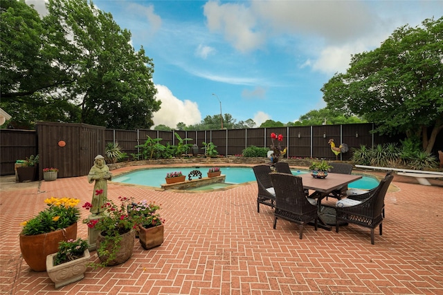 7449 Tophill Ln, Dallas, TX 75248 - view of swimming pool featuring a fenced backyard, a pool with connected hot tub, and a patio area