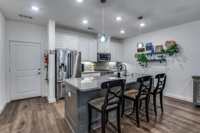 kitchen with visible vents, a sink, dark wood finished floors, and appliances with stainless steel finishes