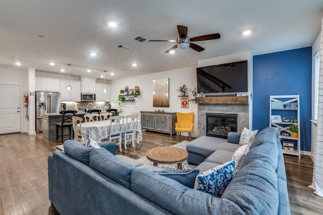 living area featuring visible vents, recessed lighting, and ceiling fan
