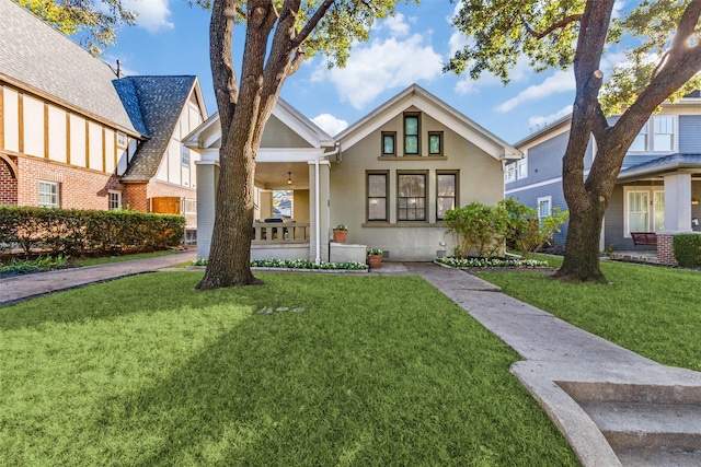 view of front facade featuring a porch and a front yard
