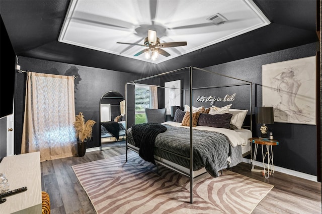 832 Havenwood Ln S, Fort Worth, TX 76112 - bedroom featuring visible vents, a textured wall, and wood finished floors