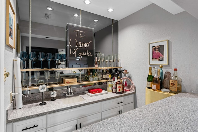 832 Havenwood Ln S, Fort Worth, TX 76112 - bar featuring visible vents, a textured wall, recessed lighting, a sink, and wet bar