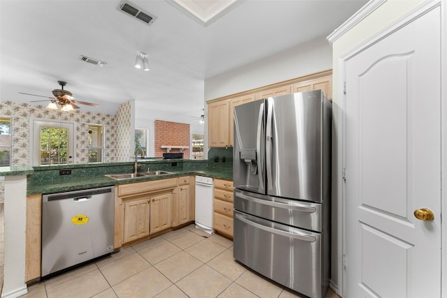 7632 Arbor Ridge Ct, Fort Worth, TX 76112 - kitchen featuring appliances with stainless steel finishes, light brown cabinets, a sink, a ceiling fan, and a peninsula