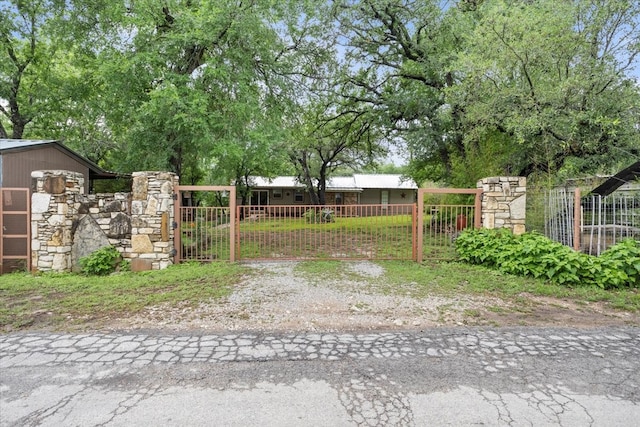 gate featuring a fenced front yard