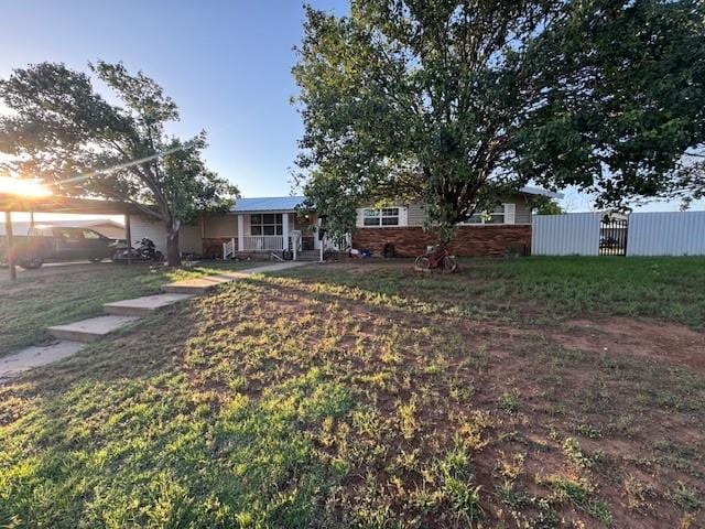 405 E Lee St, Rotan, TX 79546 - view of yard with fence