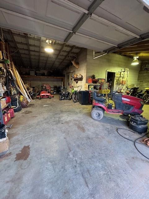 405 E Lee St, Rotan, TX 79546 - garage with a workshop area