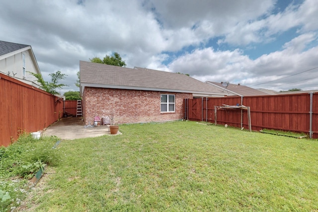 view of yard with a patio