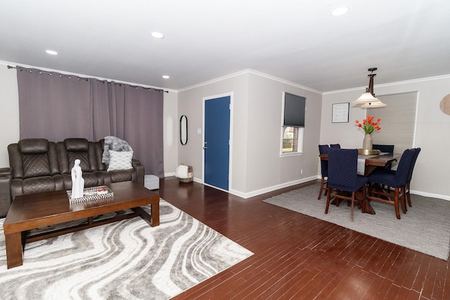 living area featuring baseboards, ornamental molding, wood finished floors, and recessed lighting