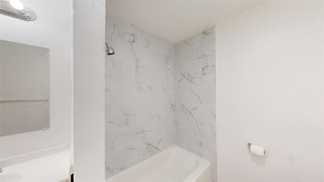 bathroom with tub / shower combination