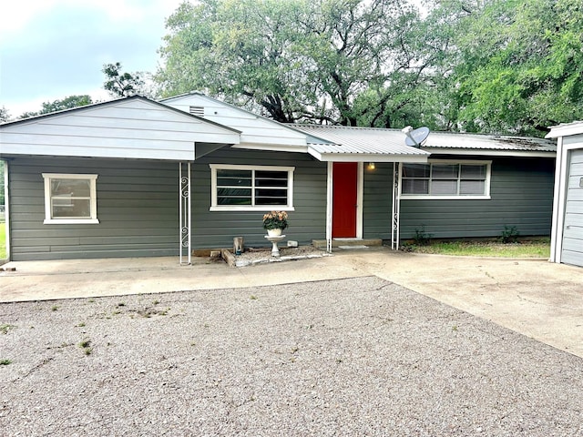 single story home featuring driveway