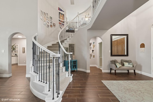 13283 Bodega Trl, Frisco, TX 75035 - entryway featuring arched walkways, a towering ceiling, and wood finish floors