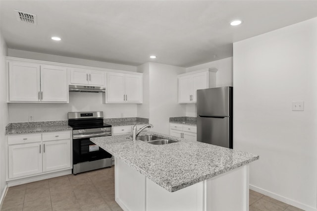 kitchen featuring appliances with stainless steel finishes, a center island with sink, a sink, under cabinet range hood, and white cabinetry