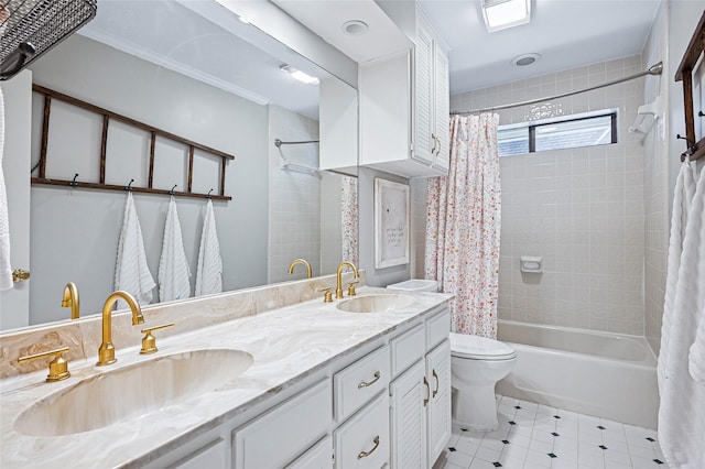 bathroom with shower / tub combo with curtain, toilet, and double vanity