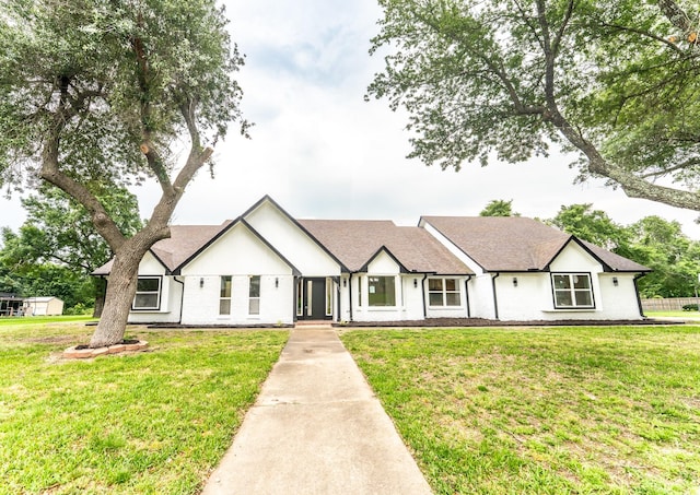 229 W Oaks Cir, Sulphur Springs, TX 75482 - modern farmhouse featuring a front lawn