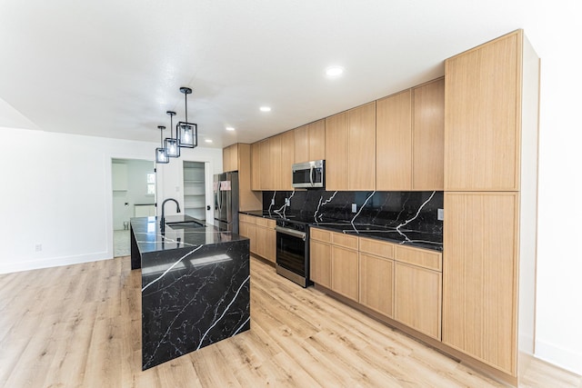 229 W Oaks Cir, Sulphur Springs, TX 75482 - kitchen featuring appliances with stainless steel finishes, light brown cabinetry, light wood finished floors, a sink, and recessed lighting
