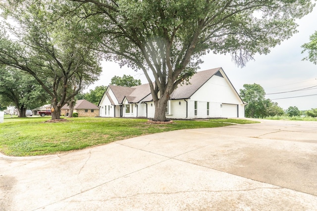 229 W Oaks Cir, Sulphur Springs, TX 75482 - view of front facade with a garage, a front lawn, and driveway